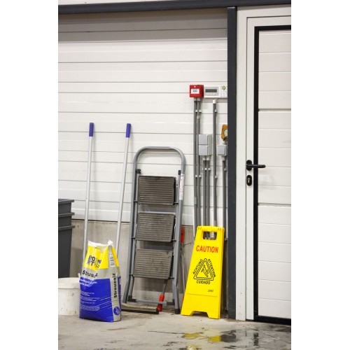 Panneau d'avertissement multilingue "sol humide"