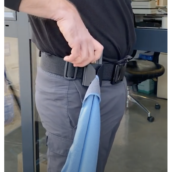 Easy pocket avec grattoir de poche et chiffon spécial vitrerie Easy pocket avec grattoir de poche et chiffon spécial vitrerie